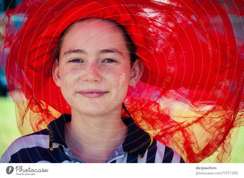 Girl mit rotem Tüll - Hut beim Swimming Carnival .Burleigh Heads Freude Glück Zufriedenheit Sommer Sport Erfolg Schwimmen & Baden Schwimmbad feminin Mädchen