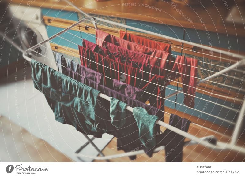 waschtag Häusliches Leben Wohnung Küche mehrfarbig Wäsche Waschmaschine Wäscheleine Bekleidung Farbfoto Innenaufnahme Menschenleer Tag Unschärfe
