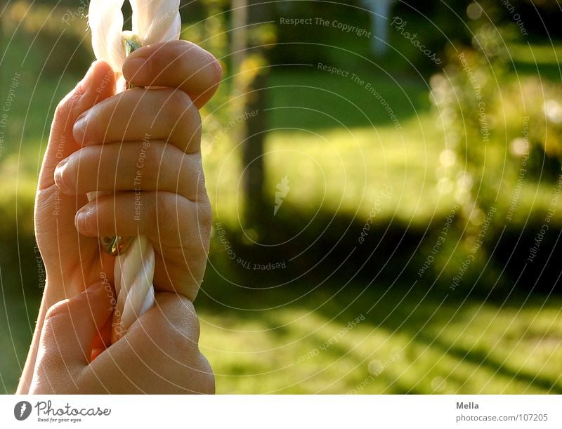 Gut festhalten! Kinderhand Hand Schaukel Halt haltend Herbst grün weiß Vertrauen Seil Schaukelseil Garten fangen festklammern