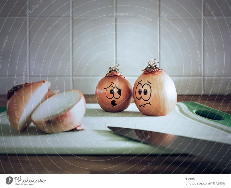 Einschneidendes Erlebnis Gemüse Zwiebel Messer Comic beobachten Beratung Kommunizieren bedrohlich klein lustig Überraschung Sorge Entsetzen Nervosität verstört
