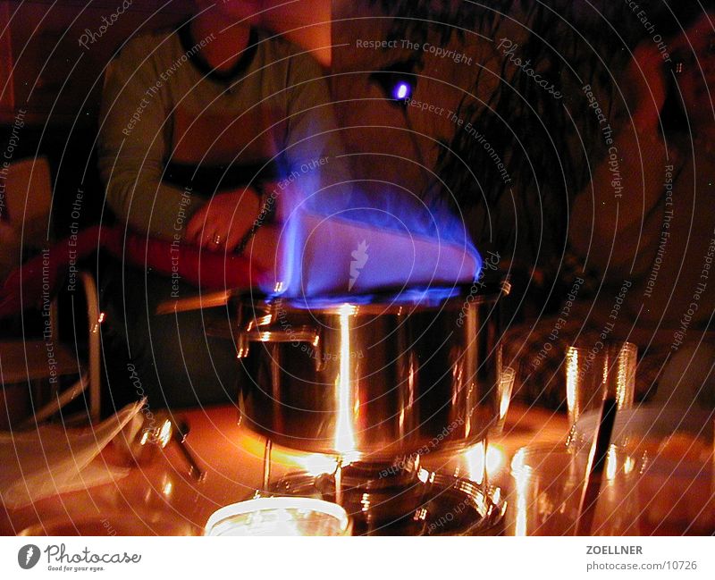 Feuer Zucker Party Wein Flamme Glühwein Edelstahl Topf kochen & garen gemütlich Heißgetränk heiß umgänglich Winterstimmung Innenaufnahme bläulich Zuckerhut