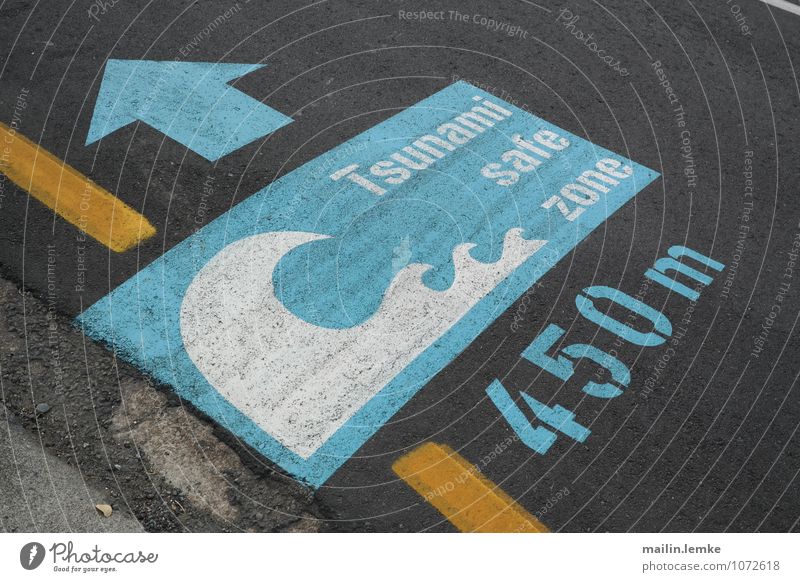 Tsunami safe zone Zeichen Schriftzeichen Ziffern & Zahlen Schilder & Markierungen Hinweisschild Warnschild groß blau gelb schwarz Sicherheit Straßenbelag