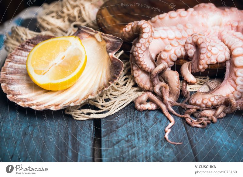 Octopus roh mit Zitrone Lebensmittel Meeresfrüchte Frucht Ernährung Bioprodukte Diät Stil Design Gesunde Ernährung Tisch Hintergrundbild Protein Foodfotografie