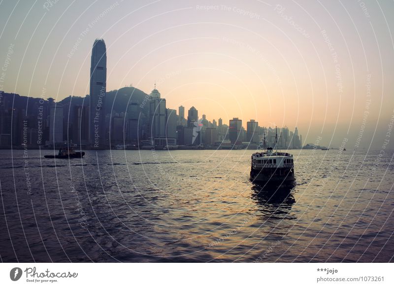 star ferry company. Hongkong Tsimshatsui East Kowloon China Asien Stadt Hafenstadt Skyline bevölkert überbevölkert Hochhaus Gebäude Architektur Sehenswürdigkeit