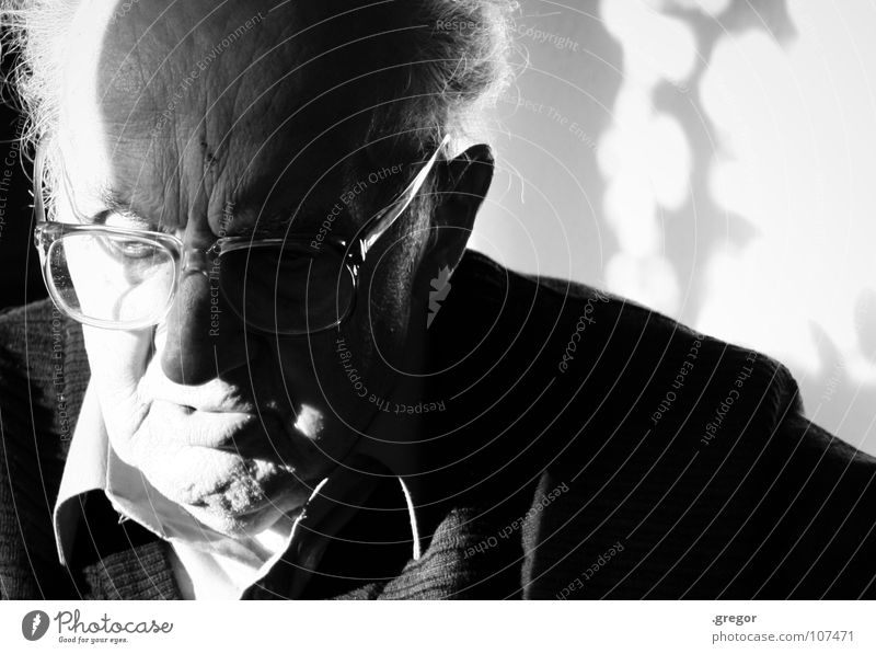 portrait of an old man Großvater ruhig schweigen ruhen Gedanke erinnern Erinnerung Denken verloren untergehen Weisheit klug Zeit alt Frustration Vergänglichkeit