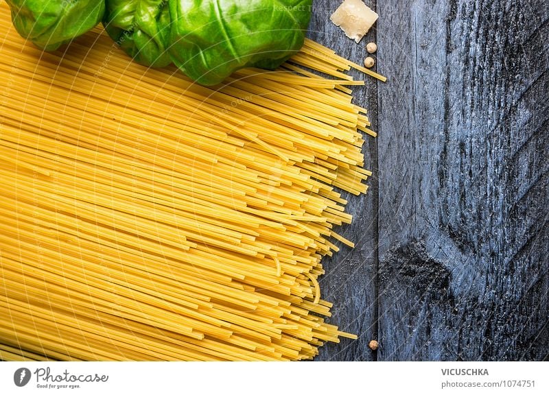 Spaghetti mit Basilikum auf blauem Holztisch Lebensmittel Teigwaren Backwaren Kräuter & Gewürze Ernährung Mittagessen Festessen Italienische Küche Stil Design