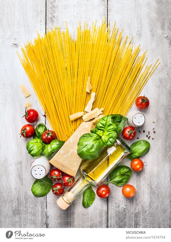 Spaghetti und Zutaten für Tomatensauce Lebensmittel Gemüse Teigwaren Backwaren Kräuter & Gewürze Öl Ernährung Mittagessen Abendessen Bioprodukte