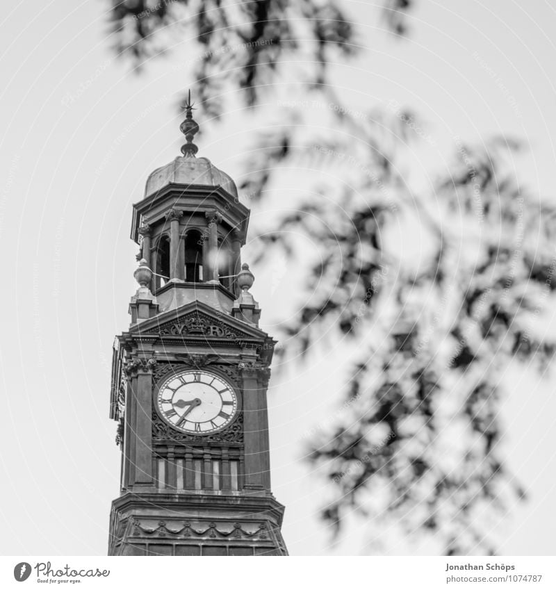 Die Zeit Stadt Skyline Haus Kirche Turm Bauwerk Gebäude Architektur Höhenangst Zufriedenheit Religion & Glaube stagnierend Vergangenheit Vergänglichkeit Uhr