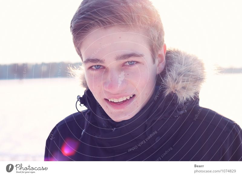 Winterportrait mit Lichtblitzen Mensch maskulin Junger Mann Jugendliche Gesicht 1 13-18 Jahre Kind Sonnenlicht Schönes Wetter Schnee Feld Erholung Lächeln