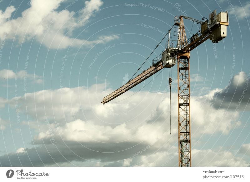 Über den Wolken Kran Himmel Arbeit & Erwerbstätigkeit Baustelle Unbekümmertheit lang schwer Haus über den Wolken oben groß Bauarbeiter Industrie crane sky