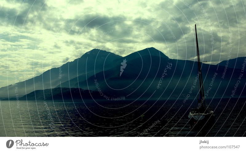 ISABELA See Wellen Wasserfahrzeug Segelboot Nebel Wolken Segeln ruhig Ferien & Urlaub & Reisen Pause Nacht Stimmung Sportboot Windkraftanlage Jolle Oberkörper