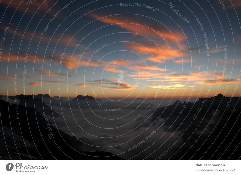 neulich vor der Hütte 3 Sonnenuntergang Cirrus Klimawandel Schweiz Berner Oberland Bergsteigen Freizeit & Hobby Ausdauer weiß Wolken Hochgebirge Sauberkeit Luft