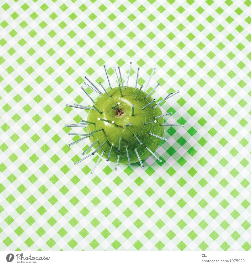 apfel mit nägeln Lebensmittel Frucht Apfel Ernährung Essen Nagel Metall ästhetisch außergewöhnlich grün Farbe Idee Inspiration Kreativität skurril Farbfoto