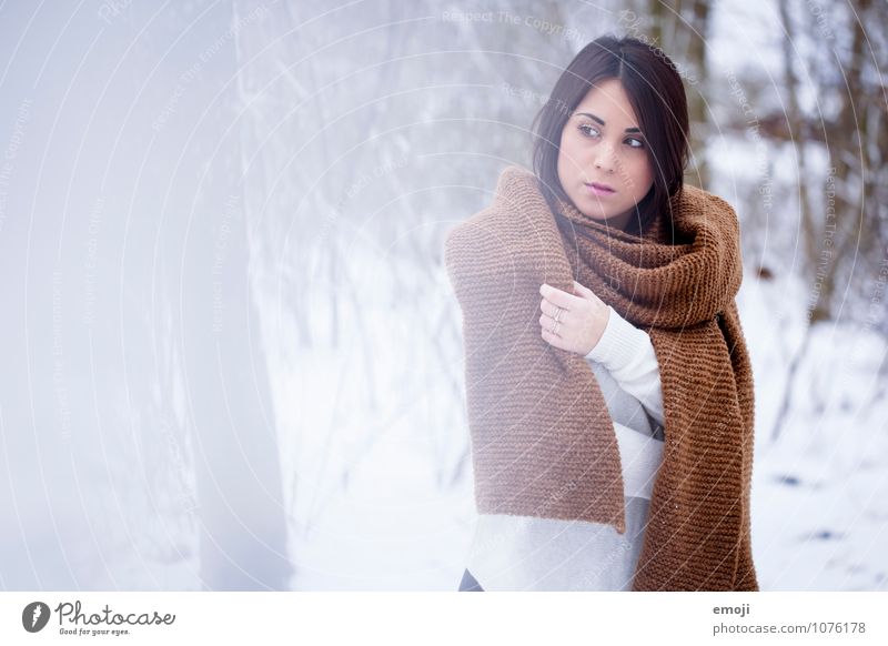 Winter feminin Junge Frau Jugendliche 1 Mensch 18-30 Jahre Erwachsene Umwelt Natur Landschaft Schnee Schal brünett schön einzigartig kalt kuschlig braun weiß