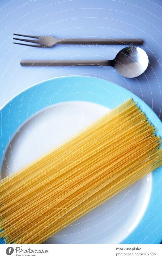 heute mal roh Nudeln Spaghetti Teigwaren Stab lang dünn Besteck Löffel Gabel Teller Am Rand weiß babyblau gelb rund Ernährung Geschirr