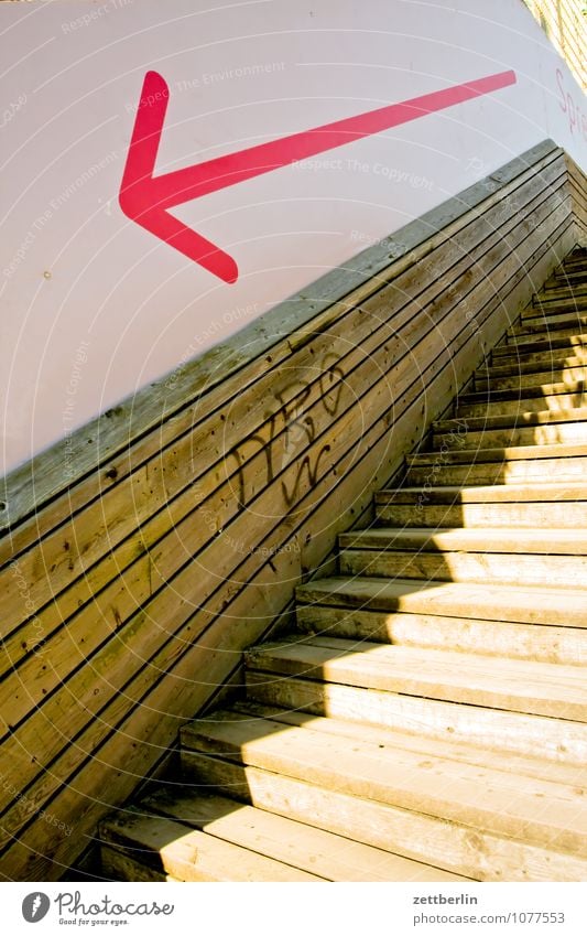 Pfeil nach links unten abwärts Treppe Niveau steigen aufsteigen Abstieg Karriere Holz Holzleiter Wand Richtung Orientierung Navigation Signal trendy zeigen