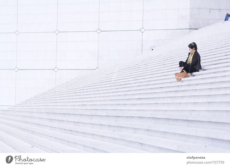 große weiße Treppen, mit (m)einer Frau Quadrat La Défense Paris Frankreich La Grande Arche modern hell hoch Lampe ruhig kontrasst Schwarzweißfoto grand arche