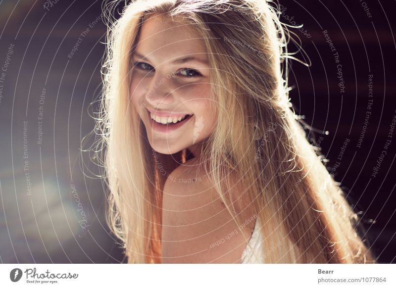 Porträt mit Lichtreflexionen feminin Gesicht 1 Mensch blond langhaarig genießen Lächeln lachen Fröhlichkeit natürlich schön Glück Zufriedenheit Lebensfreude
