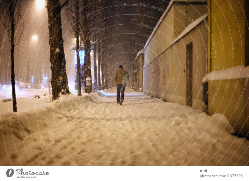 nachts unterwegs Mensch maskulin Mann Erwachsene 1 Winter Wetter Unwetter Schnee Schneefall München Stadt Mauer Wand Fußgänger Straße Bürgersteig Fahrradweg