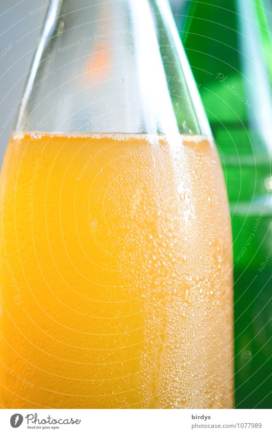 Appelsaft naturtrüb Getränk Erfrischungsgetränk Saft Apfelsaft Flasche kalt lecker positiv saftig gelb grün weiß Durst rein Kondenswasser Wasserflasche