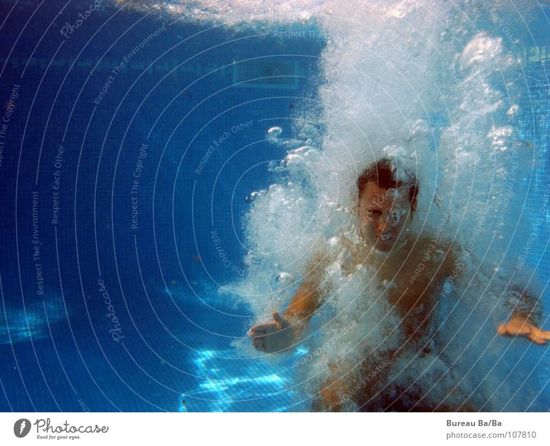 Luft anhalten weiß Mann Luftblase Schwimmbad tauchen türkis Oberkörper Ferien & Urlaub & Reisen Wasser untertauchen Unterwasseraufnahme blau Mensch