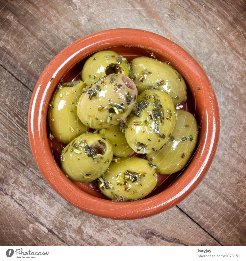 grüne Oliven Antipasti Olivenöl Öl Rosmarin Italien Italienische Küche Mittelmeer mediterran nah Nahaufnahme Gesundheit Gesunde Ernährung Vorspeise Snack
