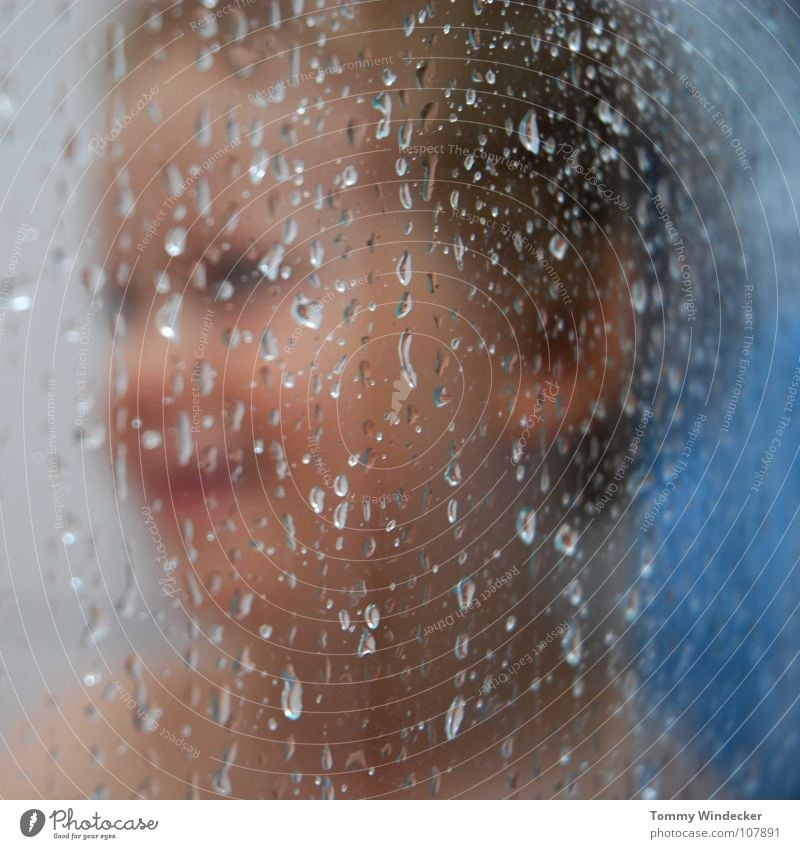 Warmduscher Kind Kleinkind blond Unschärfe nass Wassertropfen Wellness Bad Haarwaschmittel Körperpflege Duschgel Erfrischung Wäsche Kosmetik Reinigen