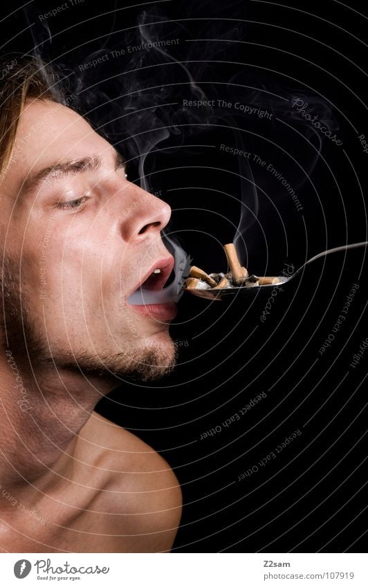 human ashtray Mensch Aschenbecher Mann Porträt Löffel Rauchen gefährlich Zwang Schulter Oberkörper braun füttern heiß Zigarette Jugendliche Gesicht Kopf