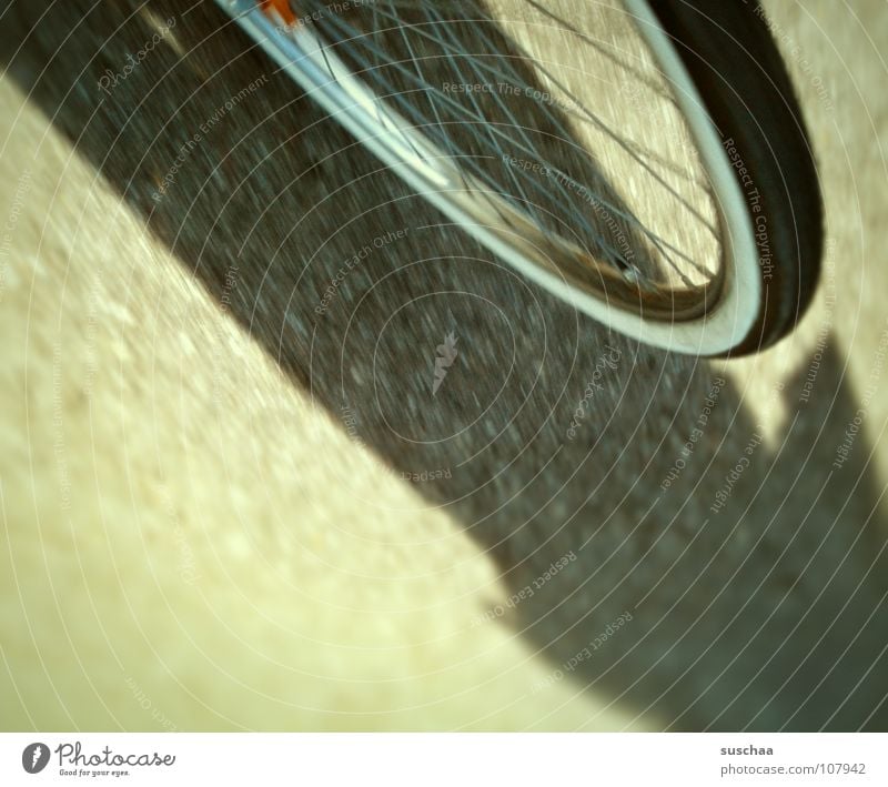 .. ich dreh durch ... Geschwindigkeit Fahrrad Gummi langsam vorwärts abwärts Fahrradfahren Asphalt Grünstich Freizeit & Hobby vorderreifen Speichen