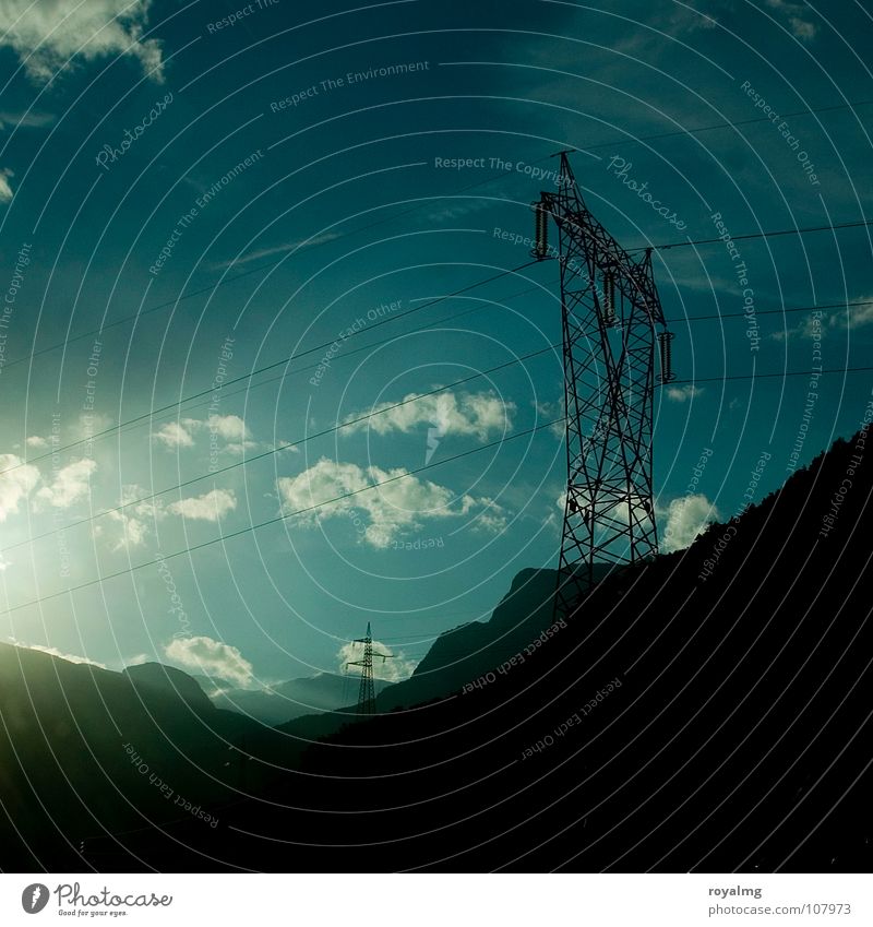 high voltage Elektrizität Hochspannungsleitung weiß Wolken Strommast schwarz Industrie Kraft Leitung blau Berge u. Gebirge Sonne Energiewirtschaft Himmel