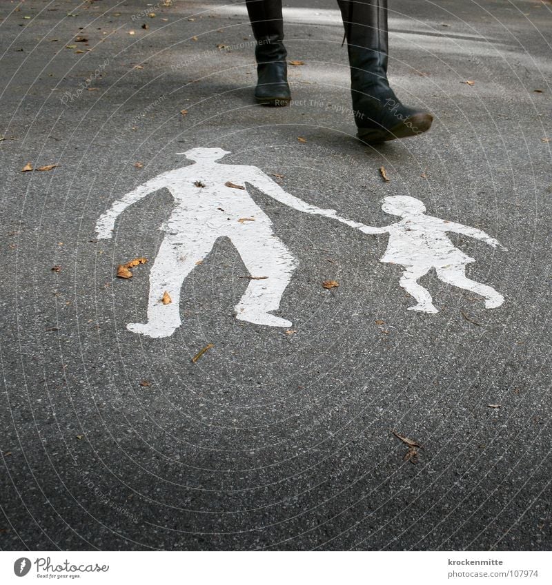 Angriff der 20-Meter-Frau Fußgänger Piktogramm weiß Asphalt Schuhe Stiefel Spaziergang Herbst Blatt Fußgängerzone Hand in Hand Mann Kind treten retten