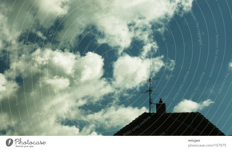 Blue Dream Dach Wolken Antenne schwarz Am Rand Silhouette Haus Gebäude Gelbstich Strahlung Funktechnik senden Fernsehen Fernseher Geometrie graphisch