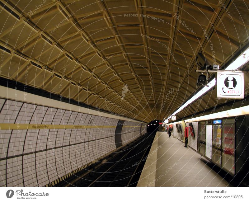 Tunnelblick U-Bahn unterwegs Architektur Hamburg Bahnhof Perspektive