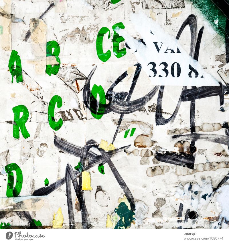 Chiffriert Schwarzes Brett Schriftzeichen Graffiti außergewöhnlich dreckig trashig chaotisch Kommunizieren Kreativität Farbfoto Außenaufnahme abstrakt