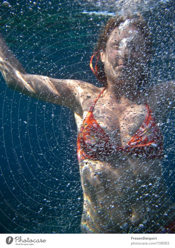 bubbling Kroatien Meer Ferien & Urlaub & Reisen Frau Luft Luftblase Licht Bikini Wasseroberfläche dunkel Bauchnabel spritzig Lebensfreude tauchen Sommer