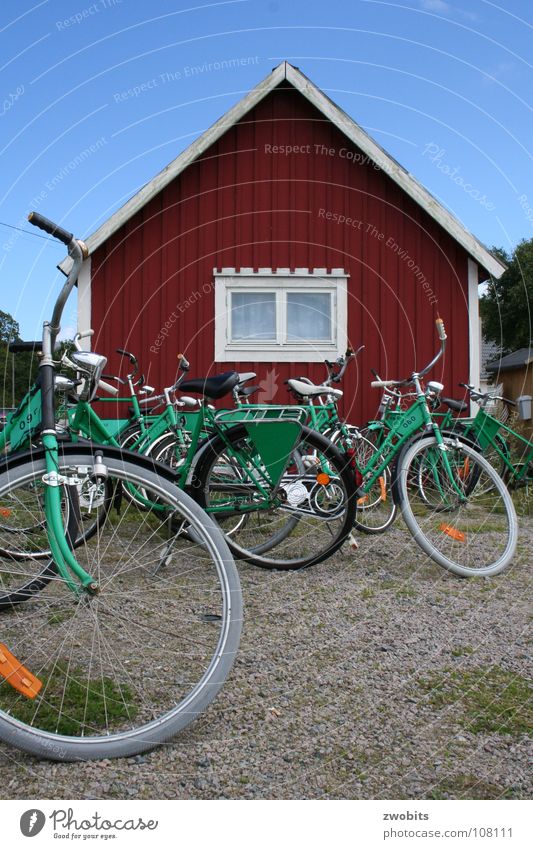 Hej cyklar! Fahrrad Holzhaus Haus rot grün Fahrradverleih Spielen Freizeit & Hobby Verkehr Schweden Himmel blau warten Farbfoto Menschenleer Verkehrsmittel