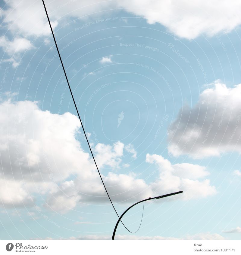 Leinenzwang Energiewirtschaft Leitung Straßenbeleuchtung Himmel Wolken Schönes Wetter hängen ästhetisch elegant Ordnung Perspektive Dienstleistungsgewerbe