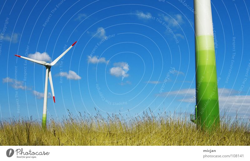 Windtürmchen Windkraftanlage mehrfarbig grün weiß rot RGB Erneuerbare Energie Umwelt umweltfreundlich Elektrizität Saft produzieren 2 Wolken Luft Küste Feld