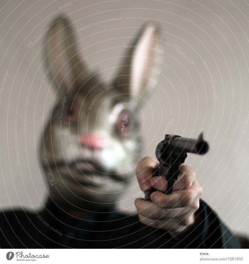 Missverständnis | dann rückt mal eure Eier raus ... Pistole Waffe Waffengewalt Schußwaffen Hand 1 Mensch Künstler Theaterschauspiel Maske Hase & Kaninchen Tier