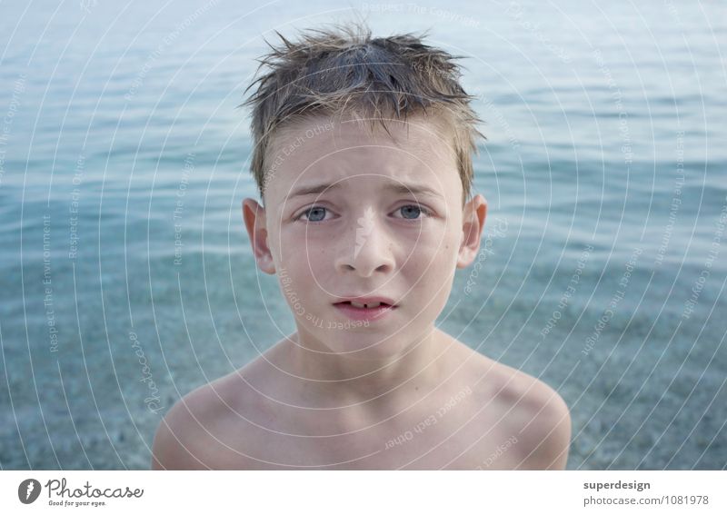 der junge Mann und das Meer #2 maskulin Kind Junge Kindheit Gesicht 8-13 Jahre Urelemente Wasser Sommer Armut authentisch dünn schön maritim nass trist