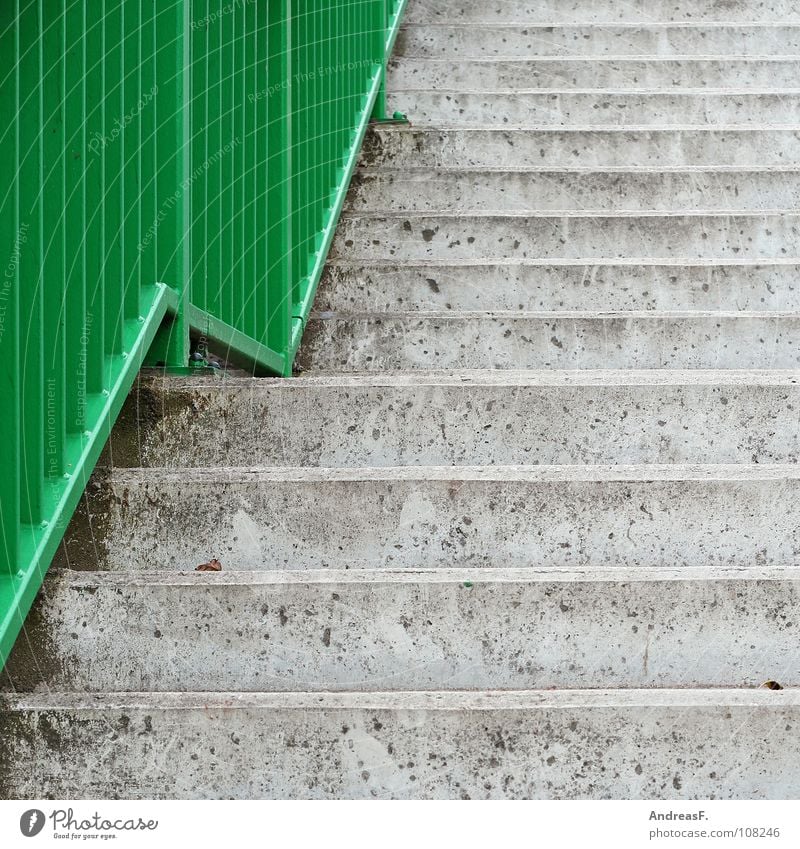 grüne welle Beton grau kalt Karriere aufsteigen aufwärts abwärts Detailaufnahme Verkehrswege Treppe betontreppe Geländer karrieretreppe hoch Linie