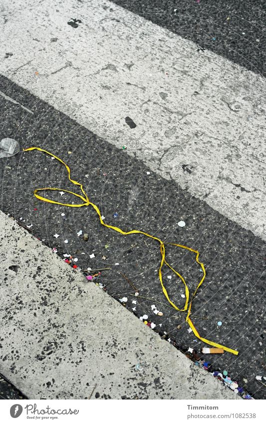 Irgendwo in Rom die Reste einer Feier Straße Konfetti Luftschlangen Zigarettenstummel Kunststoff Schilder & Markierungen liegen dreckig gelb grau rot weiß