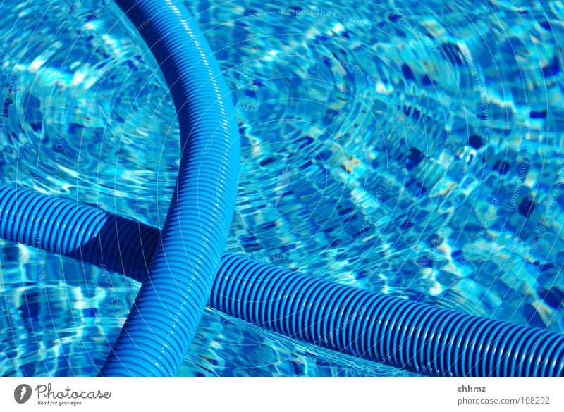 POOL Schwimmbad Wasser Reinigen blau Schlauch Im Wasser treiben Riffel Farbfoto Außenaufnahme Nahaufnahme Tag Wasseroberfläche Reflexion & Spiegelung