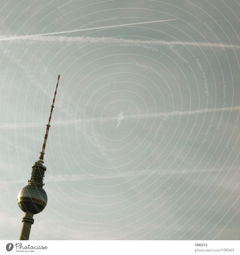BERLIN THUNDER* Berliner Fernsehturm Wahrzeichen Osten groß Macht Beton Funkwellen Antenne Denkmal Schliere hoch Bauwerk Berlin-Mitte historisch Westen