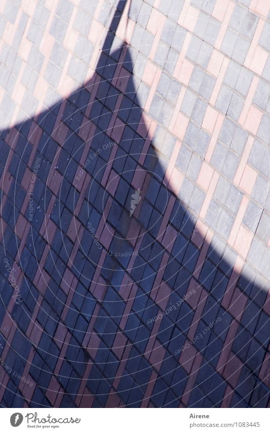 flächendeckende Beschattung Pflastersteine Bodenplatten Terrasse Beton dunkel heiß hell hoch Spitze grau rosa Sonnenschirm Schattenspiel Platz Farbfoto
