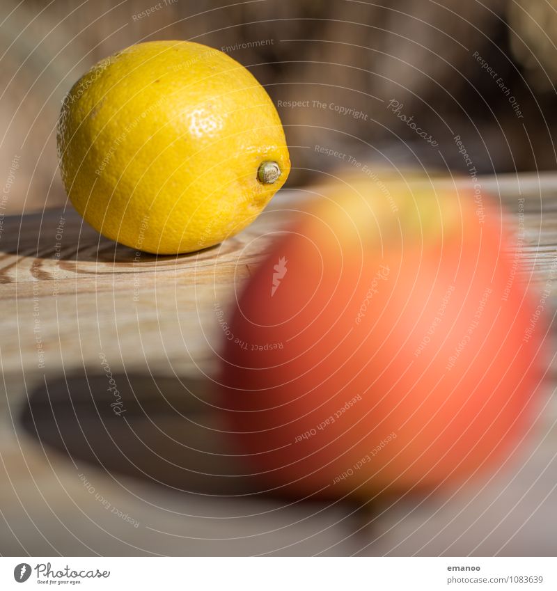 Obsttisch Lebensmittel Frucht Apfel Ernährung Bioprodukte Saft Gesundheit Gesunde Ernährung Möbel Tisch sauer gelb rot Zitrone Zitrusfrüchte