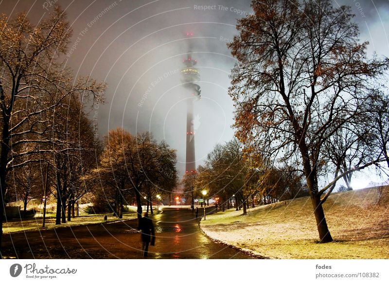 Winternacht Olympiaturm Fernsehen Fußgänger Geschwindigkeit nass München Europa Bayern Park dunkel erleuchten Straßenbeleuchtung Licht Nacht Nebel ungemütlich