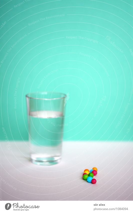 soll helfen Süßwaren Ernährung Trinkwasser Glas Gesundheitswesen süß blau mehrfarbig gelb grün rot Farbfoto Innenaufnahme Menschenleer Textfreiraum links