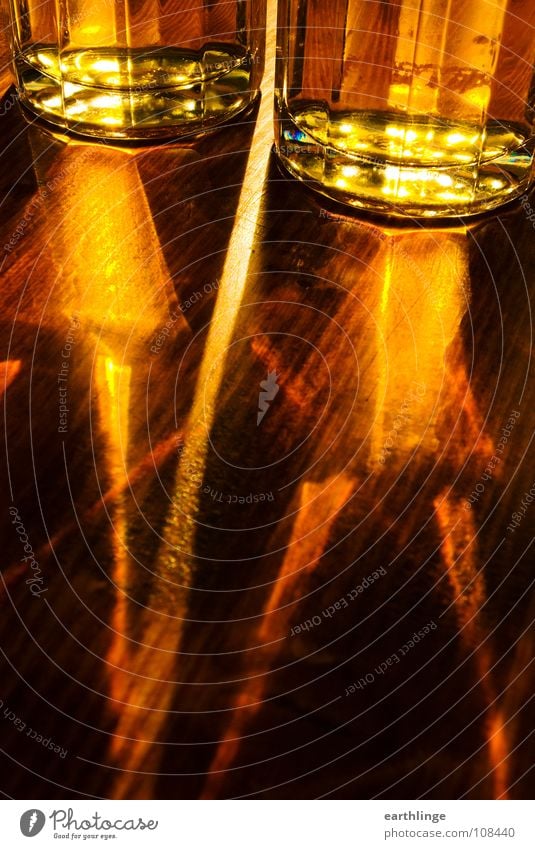 Lichtbier Bier Gegenlicht Lichtbrechung gelb Tisch Holz Flüssigkeit Farbfoto Digitalfotografie Hochformat Biergarten Oktoberfest Bierglas frisch Sommer Alkohol