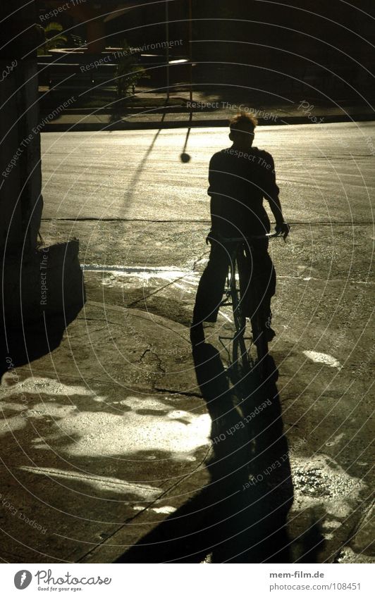 gegenlichtfahrradfahren Fahrrad Gegenlicht feucht Pfütze Verkehrsmittel Reflexion & Spiegelung Kuba Gasse Dorf Jugendliche Außenaufnahme Sommer Südamerika